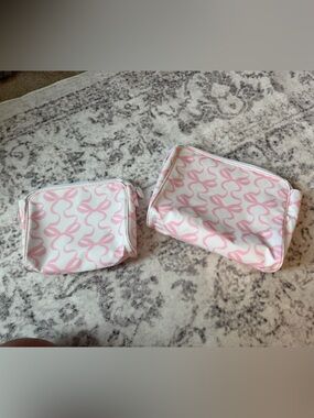 Apple of my Isla pouches